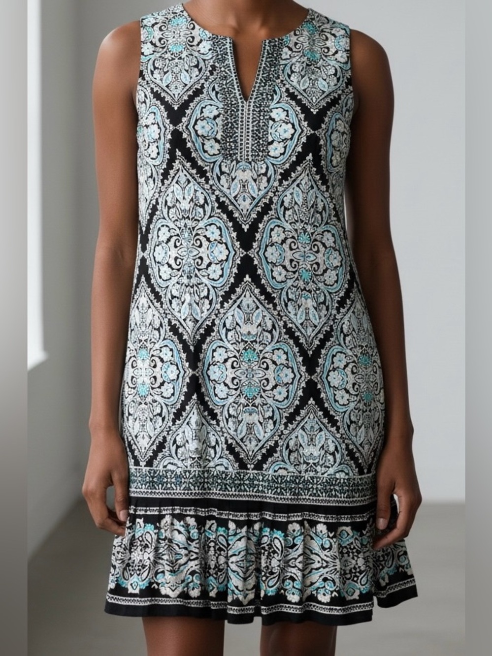 Sandra Darren Sleeveless V-Neck Dress in Black and Blue Geometric Floral Size M